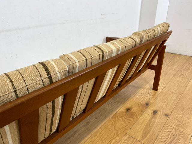 WMK I Stilvolles skandinavisches Mid-Century Sofa von Komfort mit gestreiftem beigem Originalbezug & Teakholz Rahmen