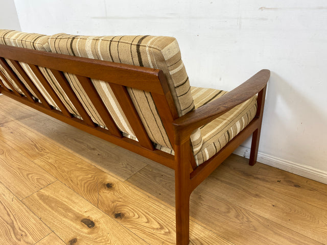 WMK I Stilvolles skandinavisches Mid-Century Sofa von Komfort mit gestreiftem beigem Originalbezug & Teakholz Rahmen