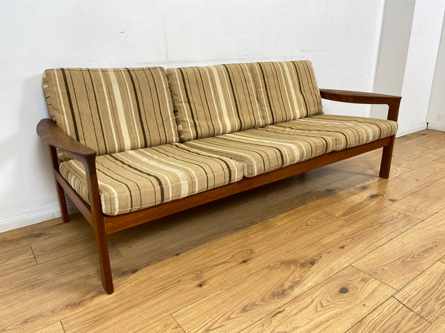 WMK I Stilvolles skandinavisches Mid-Century Sofa von Komfort mit gestreiftem beigem Originalbezug & Teakholz Rahmen