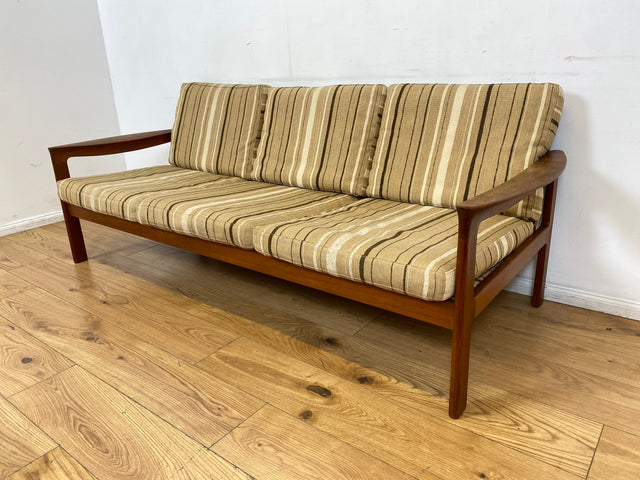 WMK I Stilvolles skandinavisches Mid-Century Sofa von Komfort mit gestreiftem beigem Originalbezug & Teakholz Rahmen