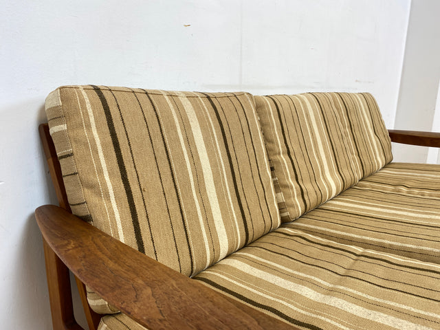 WMK I Stilvolles skandinavisches Mid-Century Sofa von Komfort mit gestreiftem beigem Originalbezug & Teakholz Rahmen