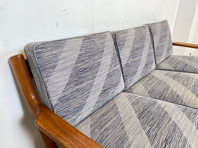 Stilvolles und hochwertiges skandinavisches Sofa aus Teakholz mit Originalbezug und Federkern I Couch 3-Sitzer 3er Danish Design Mid-Century Vintage 60er 70er Teak I