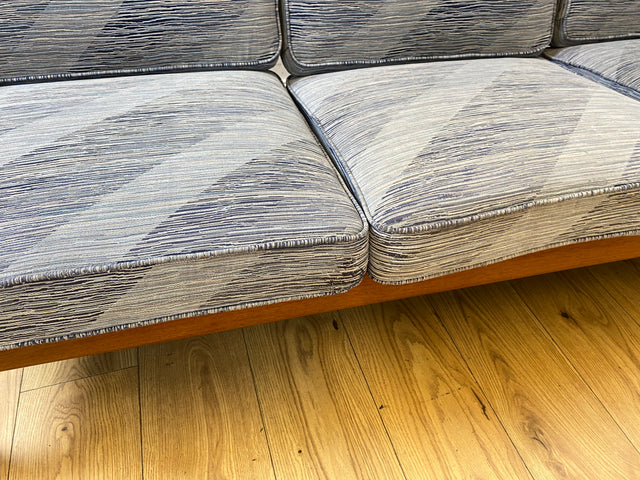 Stilvolles und hochwertiges skandinavisches Sofa aus Teakholz mit Originalbezug und Federkern I Couch 3-Sitzer 3er Danish Design Mid-Century Vintage 60er 70er Teak I