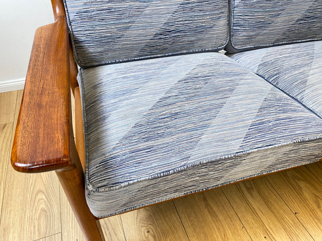 Stilvolles und hochwertiges skandinavisches Sofa aus Teakholz mit Originalbezug und Federkern I Couch 3-Sitzer 3er Danish Design Mid-Century Vintage 60er 70er Teak I