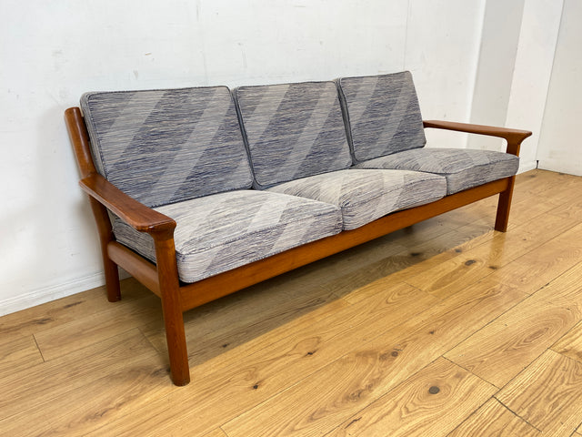 Stilvolles und hochwertiges skandinavisches Sofa aus Teakholz mit Originalbezug und Federkern I Couch 3-Sitzer 3er Danish Design Mid-Century Vintage 60er 70er Teak I