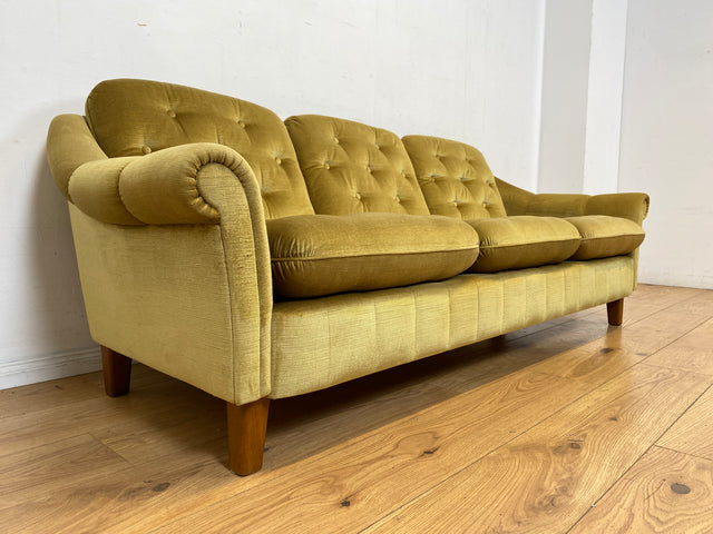 Formschönes, gemütliches und sehr gut erhaltenes skandinavisches Vintage Sofa mit samtartigem goldenem Stoffbezug I Couch 3er 3-Sitzer Daybed Polstersofa Retro I