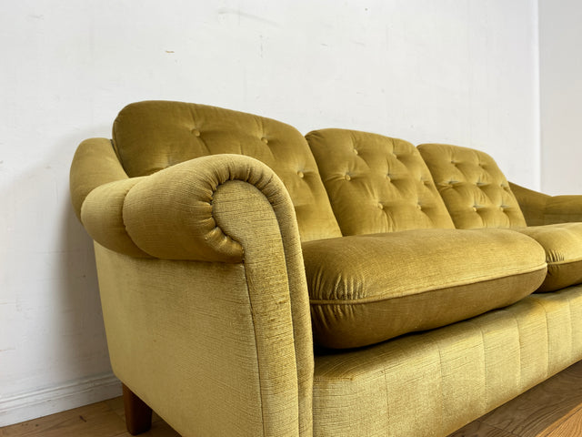 Formschönes, gemütliches und sehr gut erhaltenes skandinavisches Vintage Sofa mit samtartigem goldenem Stoffbezug I Couch 3er 3-Sitzer Daybed Polstersofa Retro I