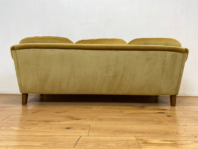 Formschönes, gemütliches und sehr gut erhaltenes skandinavisches Vintage Sofa mit samtartigem goldenem Stoffbezug I Couch 3er 3-Sitzer Daybed Polstersofa Retro I