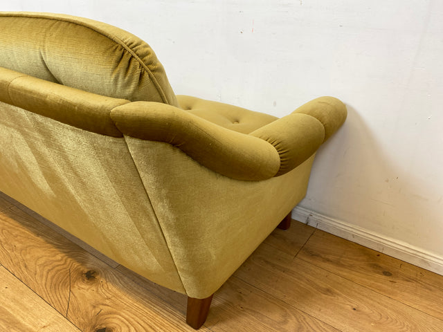Formschönes, gemütliches und sehr gut erhaltenes skandinavisches Vintage Sofa mit samtartigem goldenem Stoffbezug I Couch 3er 3-Sitzer Daybed Polstersofa Retro I