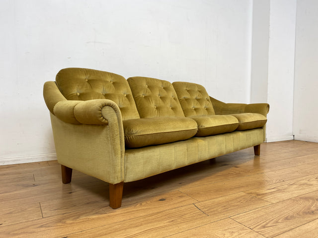 Formschönes, gemütliches und sehr gut erhaltenes skandinavisches Vintage Sofa mit samtartigem goldenem Stoffbezug I Couch 3er 3-Sitzer Daybed Polstersofa Retro I