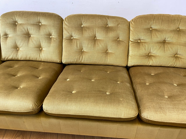 Formschönes, gemütliches und sehr gut erhaltenes skandinavisches Vintage Sofa mit samtartigem goldenem Stoffbezug I Couch 3er 3-Sitzer Daybed Polstersofa Retro I