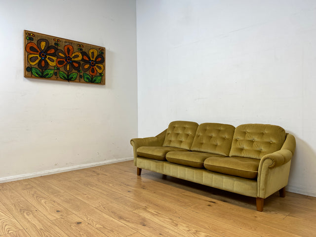 Formschönes, gemütliches und sehr gut erhaltenes skandinavisches Vintage Sofa mit samtartigem goldenem Stoffbezug I Couch 3er 3-Sitzer Daybed Polstersofa Retro I