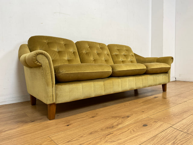 Formschönes, gemütliches und sehr gut erhaltenes skandinavisches Vintage Sofa mit samtartigem goldenem Stoffbezug I Couch 3er 3-Sitzer Daybed Polstersofa Retro I