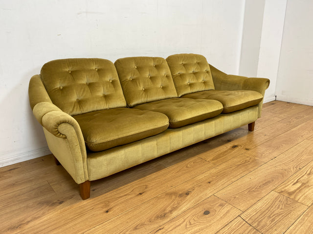 Formschönes, gemütliches und sehr gut erhaltenes skandinavisches Vintage Sofa mit samtartigem goldenem Stoffbezug I Couch 3er 3-Sitzer Daybed Polstersofa Retro I