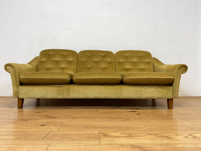 Formschönes, gemütliches und sehr gut erhaltenes skandinavisches Vintage Sofa mit samtartigem goldenem Stoffbezug I Couch 3er 3-Sitzer Daybed Polstersofa Retro I