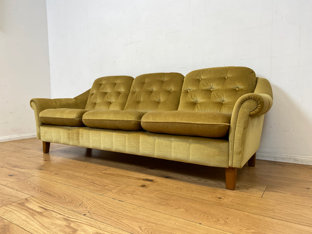 Formschönes, gemütliches und sehr gut erhaltenes skandinavisches Vintage Sofa mit samtartigem goldenem Stoffbezug I Couch 3er 3-Sitzer Daybed Polstersofa Retro I