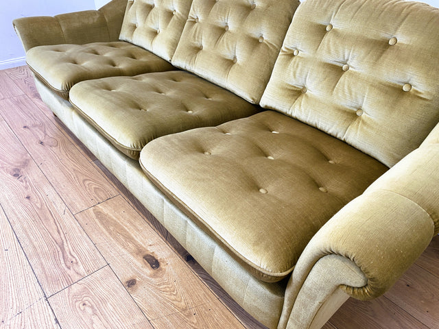 Formschönes, gemütliches und sehr gut erhaltenes skandinavisches Vintage Sofa mit samtartigem goldenem Stoffbezug I Couch 3er 3-Sitzer Daybed Polstersofa Retro I