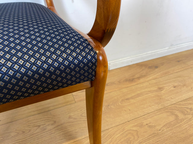 Sehr eleganter Spätbiedermeier Salonstuhl aus Buche mit hochwertigem neuem Bezug in Blau I Armlehnstuhl Stuhl Holzstuhl Sessel Lesesessel Chair Biedermeier Antik Vintage I