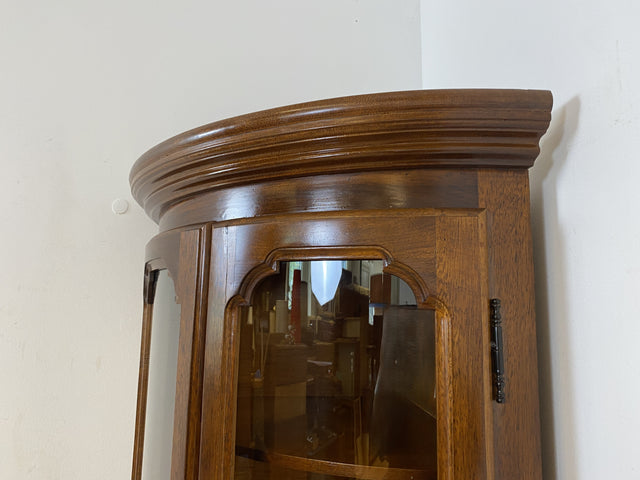 Hochwertige und sehr gut erhaltene Stilmöbel Eckvitrine aus vollem Holz mit ovalen Gläsern