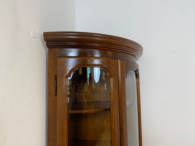 Hochwertige und sehr gut erhaltene Stilmöbel Eckvitrine aus vollem Holz mit ovalen Gläsern