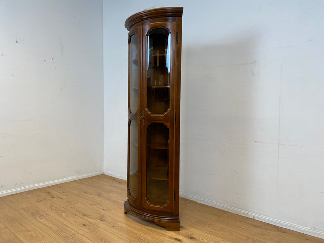 Hochwertige und sehr gut erhaltene Stilmöbel Eckvitrine aus vollem Holz mit ovalen Gläsern