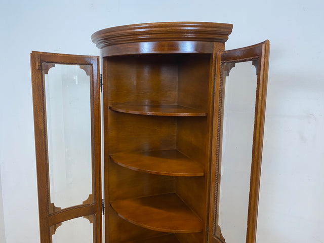 Hochwertige und sehr gut erhaltene Stilmöbel Eckvitrine aus vollem Holz mit ovalen Gläsern