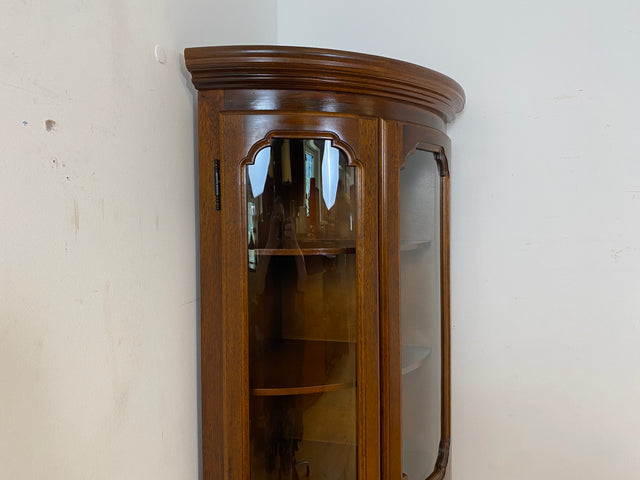 Hochwertige und sehr gut erhaltene Stilmöbel Eckvitrine aus vollem Holz mit ovalen Gläsern