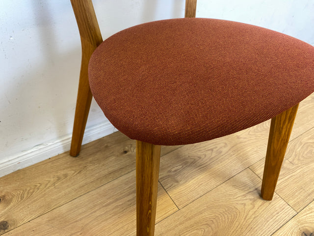 Formschöner und sehr gemütlicher Stuhl aus Eiche mit stimmigen Originalbezug in Rostorange / Terrakotta I Esszimmerstuhl Küchenstuhl Holzstuhl Modern Vintage I Berlin Magdeburg Stuttgart