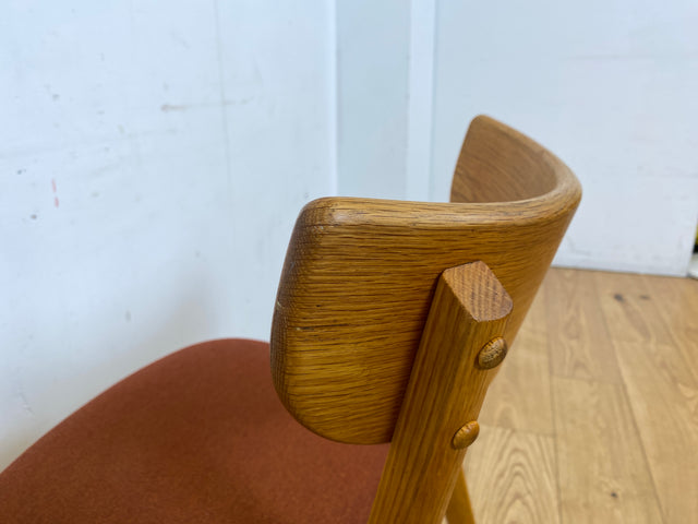 Formschöner und sehr gemütlicher Stuhl aus Eiche mit stimmigen Originalbezug in Rostorange / Terrakotta I Esszimmerstuhl Küchenstuhl Holzstuhl Modern Vintage I Berlin Magdeburg Stuttgart