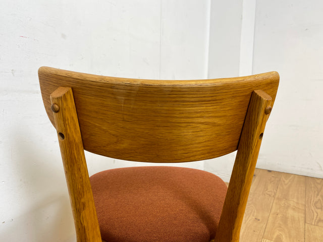 Formschöner und sehr gemütlicher Stuhl aus Eiche mit stimmigen Originalbezug in Rostorange / Terrakotta I Esszimmerstuhl Küchenstuhl Holzstuhl Modern Vintage I Berlin Magdeburg Stuttgart
