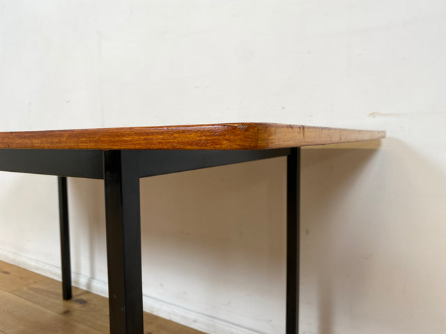 WMK I Einzigartiger Upcycling Esstisch aus einer skandinavischen Mid-Century Tischplatte in Teakholz auf neuerem Metallgestell I