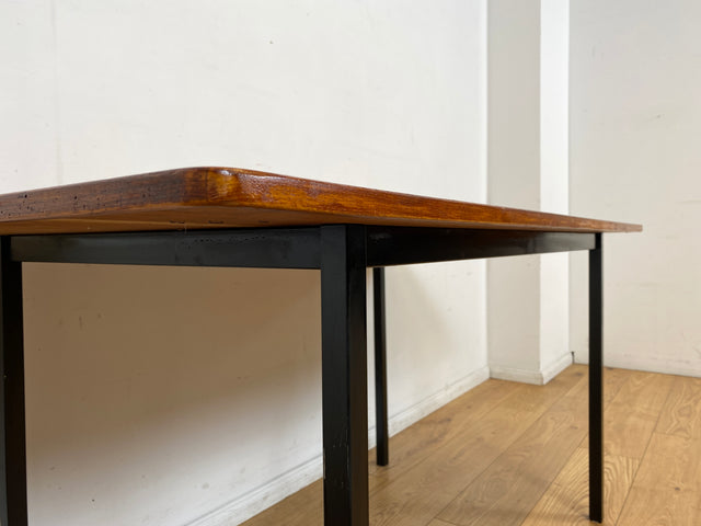 WMK I Einzigartiger Upcycling Esstisch aus einer skandinavischen Mid-Century Tischplatte in Teakholz auf neuerem Metallgestell I