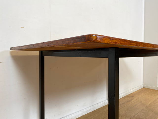 WMK I Einzigartiger Upcycling Esstisch aus einer skandinavischen Mid-Century Tischplatte in Teakholz auf neuerem Metallgestell I