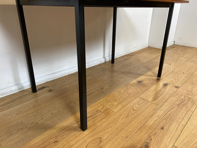 WMK I Einzigartiger Upcycling Esstisch aus einer skandinavischen Mid-Century Tischplatte in Teakholz auf neuerem Metallgestell I