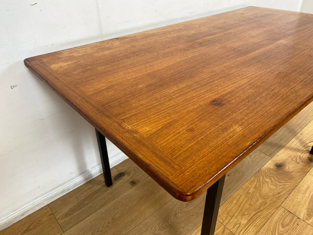 WMK I Einzigartiger Upcycling Esstisch aus einer skandinavischen Mid-Century Tischplatte in Teakholz auf neuerem Metallgestell I