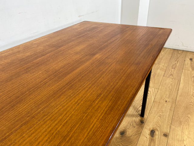 WMK I Einzigartiger Upcycling Esstisch aus einer skandinavischen Mid-Century Tischplatte in Teakholz auf neuerem Metallgestell I