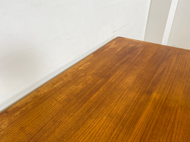 WMK I Einzigartiger Upcycling Esstisch aus einer skandinavischen Mid-Century Tischplatte in Teakholz auf neuerem Metallgestell I