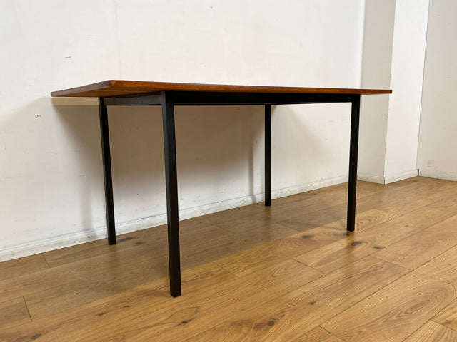 WMK I Einzigartiger Upcycling Esstisch aus einer skandinavischen Mid-Century Tischplatte in Teakholz auf neuerem Metallgestell I