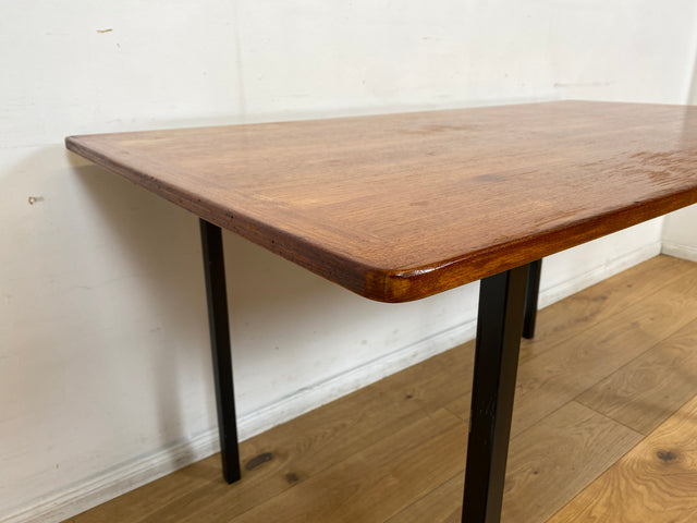 WMK I Einzigartiger Upcycling Esstisch aus einer skandinavischen Mid-Century Tischplatte in Teakholz auf neuerem Metallgestell I