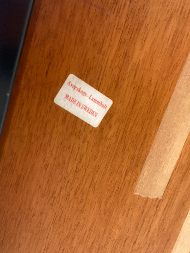 WMK I Einzigartiger Upcycling Esstisch aus einer skandinavischen Mid-Century Tischplatte in Teakholz auf neuerem Metallgestell I