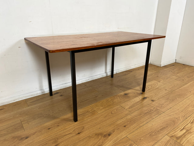 WMK I Einzigartiger Upcycling Esstisch aus einer skandinavischen Mid-Century Tischplatte in Teakholz auf neuerem Metallgestell I