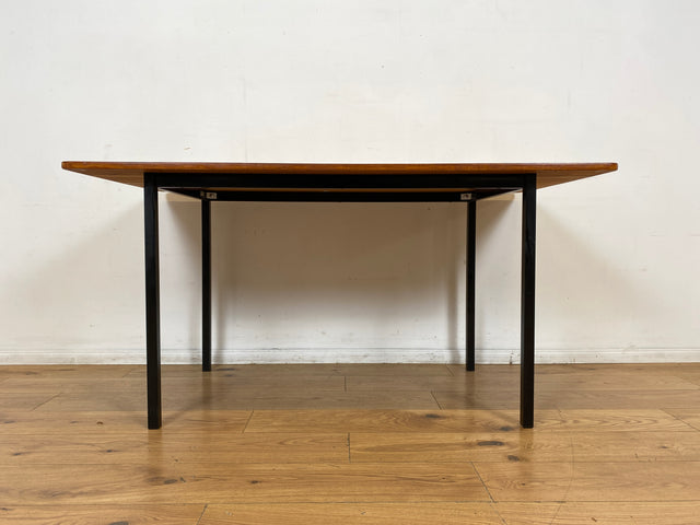 WMK I Einzigartiger Upcycling Esstisch aus einer skandinavischen Mid-Century Tischplatte in Teakholz auf neuerem Metallgestell I