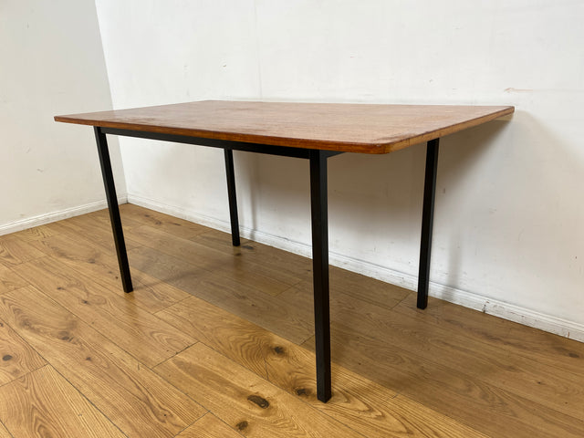 WMK I Einzigartiger Upcycling Esstisch aus einer skandinavischen Mid-Century Tischplatte in Teakholz auf neuerem Metallgestell I
