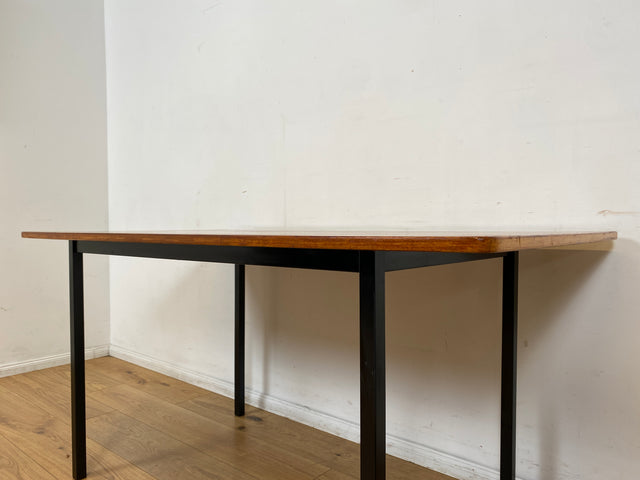 WMK I Einzigartiger Upcycling Esstisch aus einer skandinavischen Mid-Century Tischplatte in Teakholz auf neuerem Metallgestell I