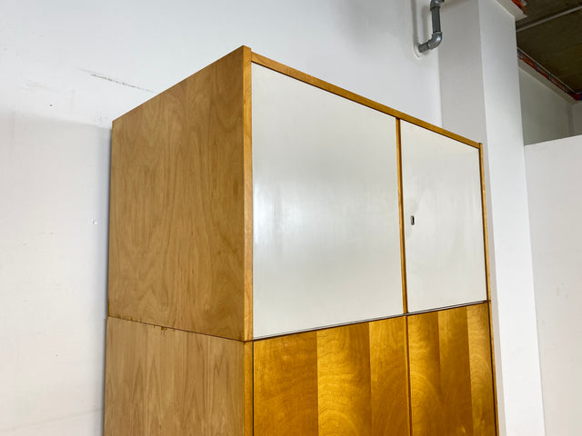 Ein VEB Hellerau Original I Stilvoller jedoch etwas abgenutzter Mid-Century Kleiderschrank 794/1 aus 1967 mit Aufsatz I Schrank Schlafzimmerschrank Vintage Retro 60er I
