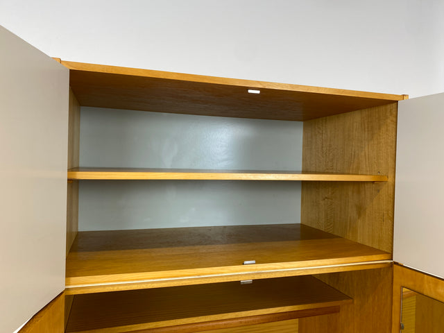 Ein VEB Hellerau Original I Stilvoller jedoch etwas abgenutzter Mid-Century Kleiderschrank 794/1 aus 1967 mit Aufsatz I Schrank Schlafzimmerschrank Vintage Retro 60er I