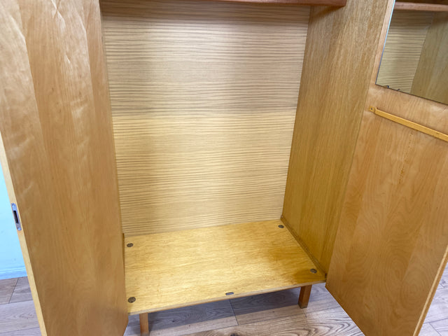 Ein VEB Hellerau Original I Stilvoller jedoch etwas abgenutzter Mid-Century Kleiderschrank 794/1 aus 1967 mit Aufsatz I Schrank Schlafzimmerschrank Vintage Retro 60er I