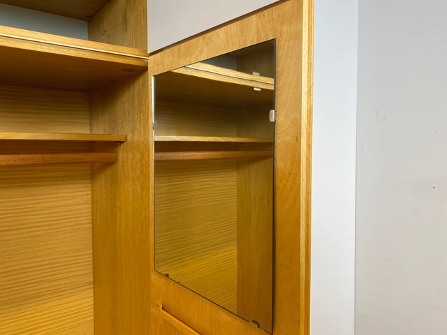 Ein VEB Hellerau Original I Stilvoller jedoch etwas abgenutzter Mid-Century Kleiderschrank 794/1 aus 1967 mit Aufsatz I Schrank Schlafzimmerschrank Vintage Retro 60er I