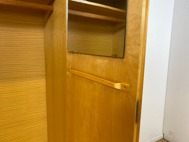 Ein VEB Hellerau Original I Stilvoller jedoch etwas abgenutzter Mid-Century Kleiderschrank 794/1 aus 1967 mit Aufsatz I Schrank Schlafzimmerschrank Vintage Retro 60er I