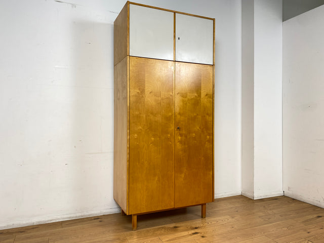 Ein VEB Hellerau Original I Stilvoller jedoch etwas abgenutzter Mid-Century Kleiderschrank 794/1 aus 1967 mit Aufsatz I Schrank Schlafzimmerschrank Vintage Retro 60er I